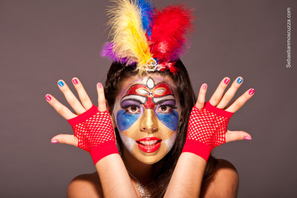 Maquillaje artístico temático de Carnaval con colores primarios (azul , rojo y amarillo)