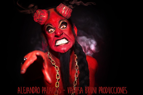 Producción artística , que realizamos en conjunto con Gabriel Robert  y Ale Palacios,  para una Muestra de arte Fotográfica,  propia titulada ARTE GOTICO SOLIDARIO  . Personaje: Hades in red.