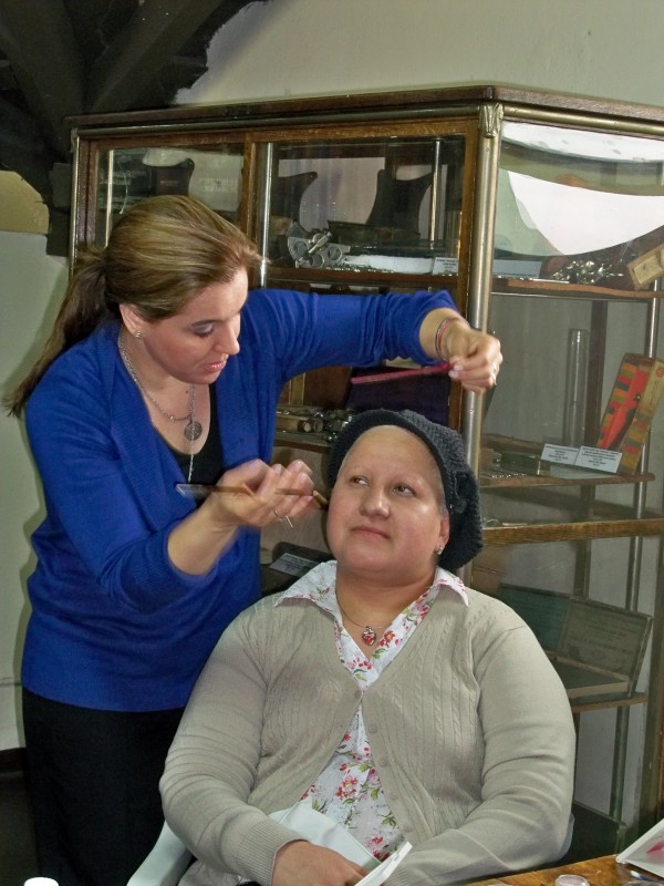 Voluntaria como maquilladora. 
Automaquillaje en hospital para Luzca Bien Sientase Mejor