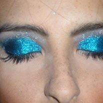 Maquillaje realizado por Vicky Vovchuk tonos azules y celestes con Brillo