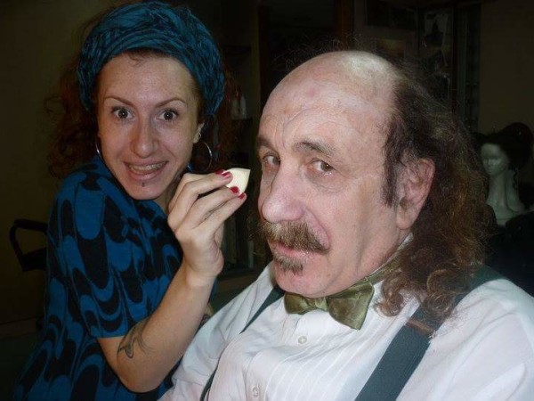 Maquillando en el camarìn de Teatro Nacional Cervantes al maestro Roberto Catarineu