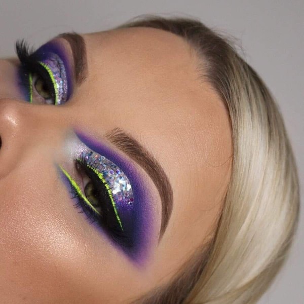 Maquillaje esfumado con glitter y  doble delineado