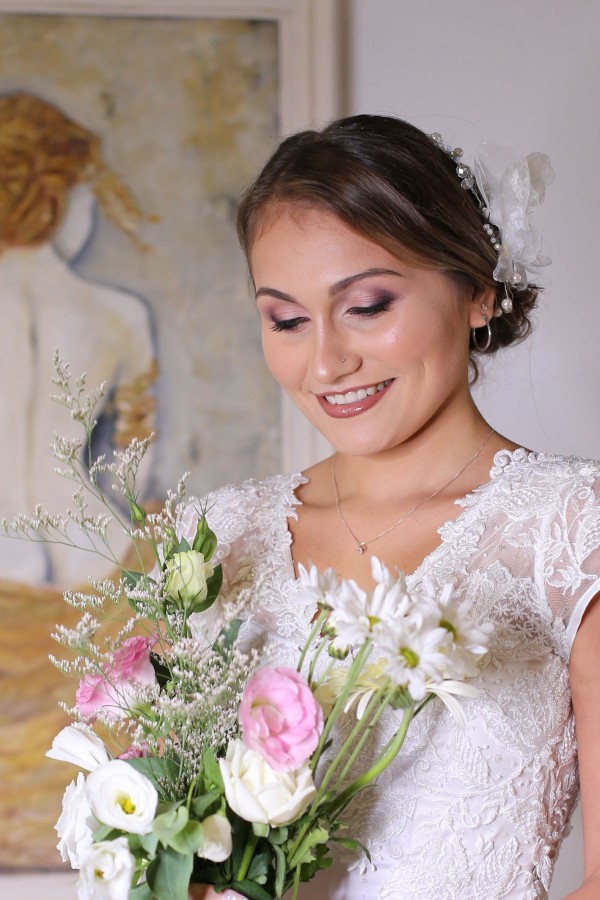 Maquillaje y tocados  para bodas . Novia de belleza marcante.