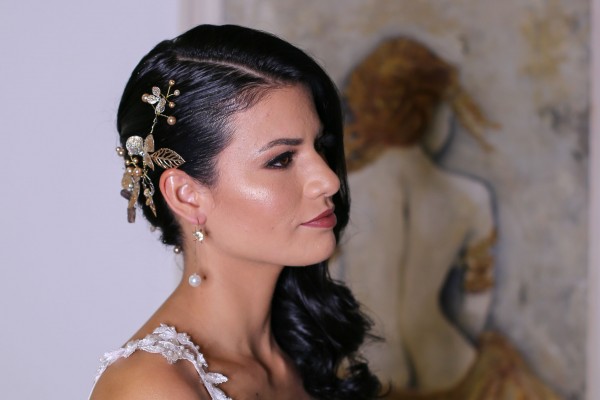 Maquillaje y tocados de  novias , elegantes .