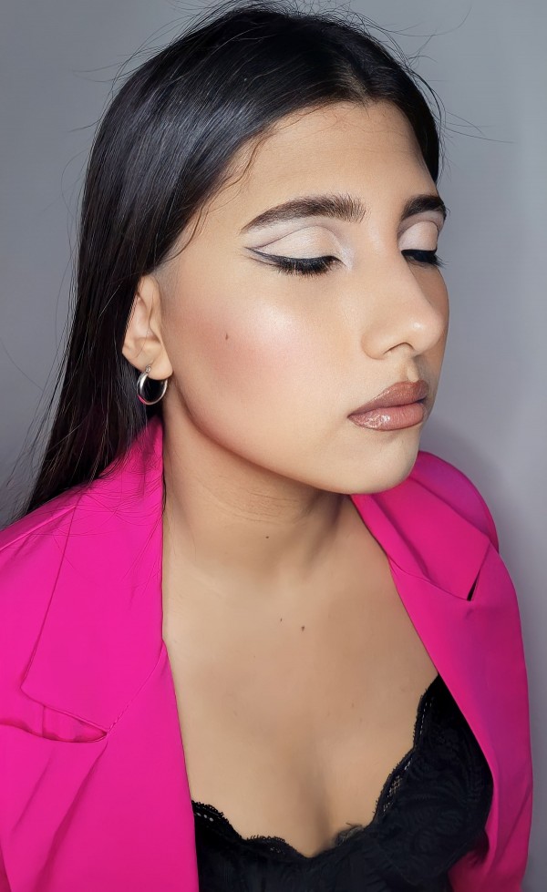 Maquillaje en tendencia, delineado gráfico.