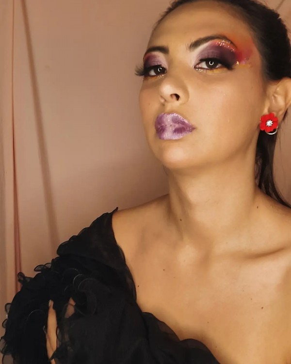 Ella de Dali , hicimos un book de fotografía representando una modelo de tapa de revista , jugamos cnn cálidos, destacando su mirada , y otorgando brillo. Maquillaje Artístico , es la forma de expresión sin estructuras.
Creación absoluta de inspirac