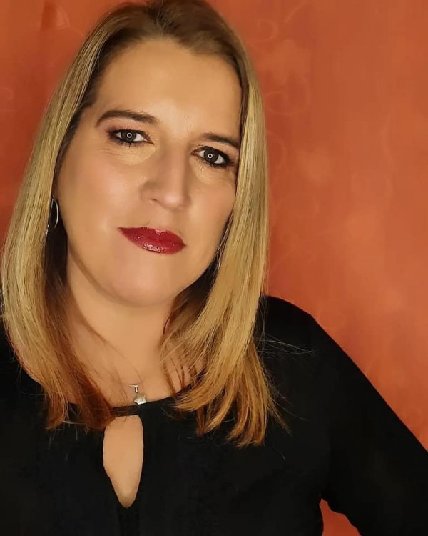 Ella es Caludia, hoy trabajamos maquillaje de piel madura. Es preciso estar preparada para los distintos desafios , la `piel madura requiere mas dedicación , tiempo de preparación de piel, además de tratarla con productos diferentes, serum , entre otro