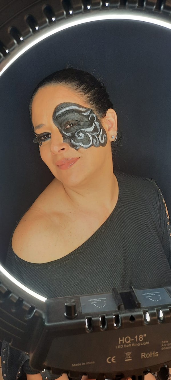 El maquillaje artístico es color, es crear, es arte”
¿Qué es el maquillaje artístico y qué tipo de productos se utilizan?
El maquillaje artístico es color, es crear, es arte, no realza la belleza como el maquillaje social, sino que es más irreg