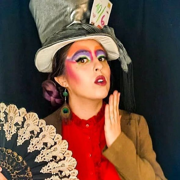 Florencia representa el estilo más osado de la caraterización , su personlidad adecuada al protagonista , se destaca mirada, rostro , su estilo jugando ocn colores que realzan la personalidad y la audacia.