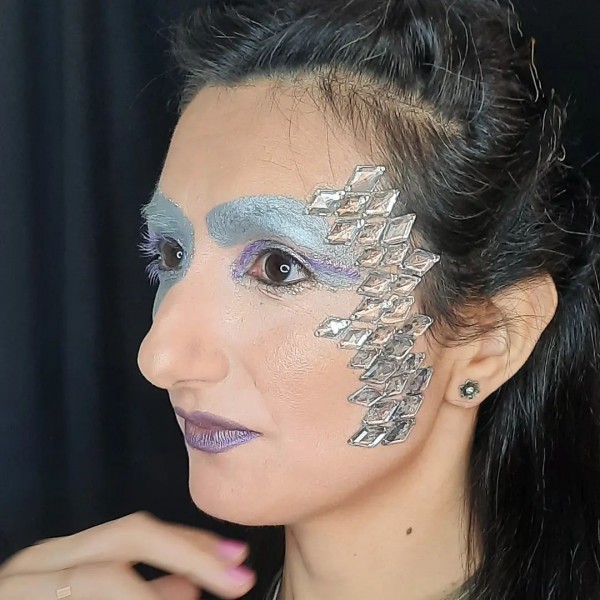 Maquillaje futurista con Julieta , modelo  con perfil futurista , que elije ese estilo para dstacat de lo cotidiano , colores fríos , jugando con apliques que acompañan el misterio y reflejan lo fugaz.