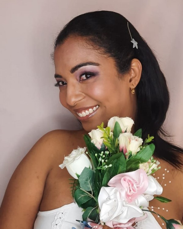 Con Angela hoy traigo maquillaje de novia. Está claro que el día de la boda, la protagonista indiscutible es la novia y uno de los principales focos de atención (a parte del vestido), es el maquillaje.

El maquillaje siempre irá muy unido a la perso