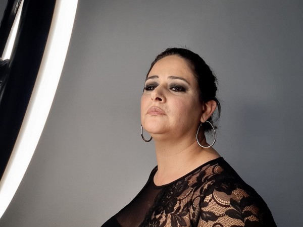 Ojo negro es una técnica que se aplica en forma de parche rectangular debajo de los ojos, abarcando la parte superior de las mejillas y los pómulos, para eliminar el resplandor de la luz solar o artificial.
Significa presencia, determinación y postura