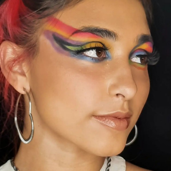 Pia, joven, versatil , caracteristico de su personalidad , fantasía reflejada en colores de paleta cálida , abrazando la creatividad.