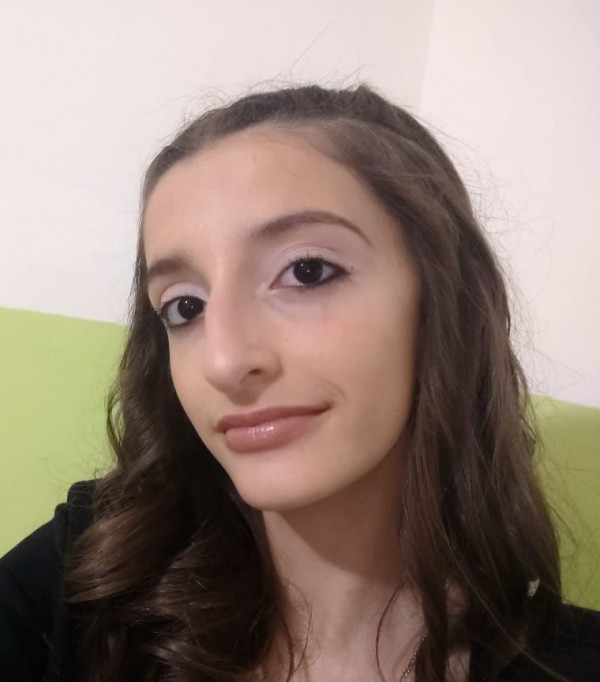 Maquillaje natural en piel joven. Ojos en natural y rosa suave, y labios color nude