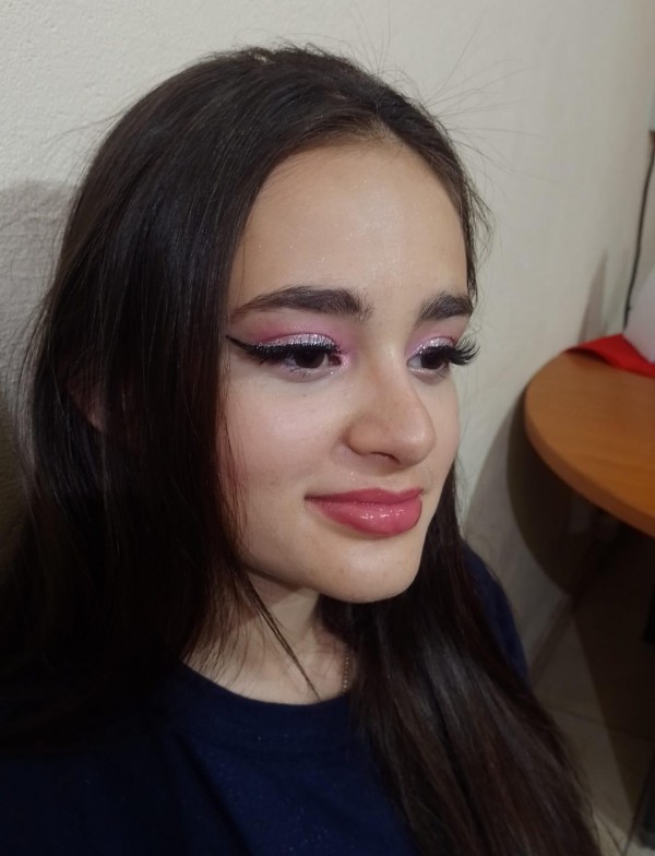 Prueba de maquillaje para quinceañera. Maquillaje en tonos rosa con glitter plateado. Incluye pestañas postizas naturales.