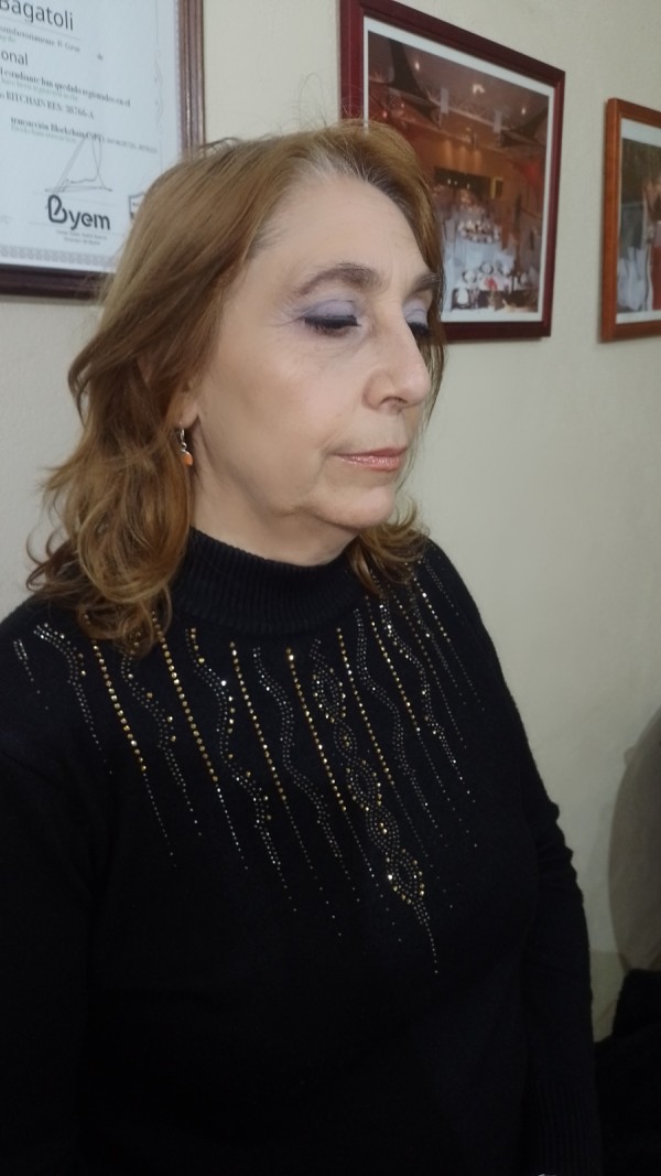 Maquillaje monocromático en azules para piel madura