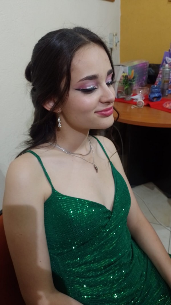 Maquillaje de quinceañera, monocromático en tonos rosados con glitter