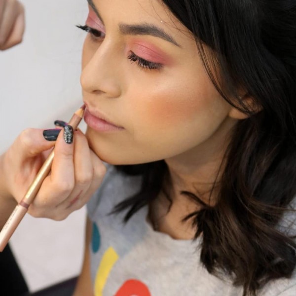 Referencia de maquillaje del archivo AMRA