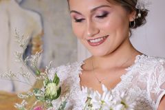 Maquillaje y tocados  para bodas . Novia de belleza marcante.