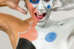 Body painting en dorado, plateado, azul y negro....