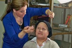 Voluntaria como maquilladora. 
Automaquillaje en hospital para Luzca Bien Sientase Mejor