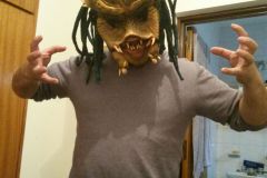 máscara de depredador elaborada con diferentes materiales